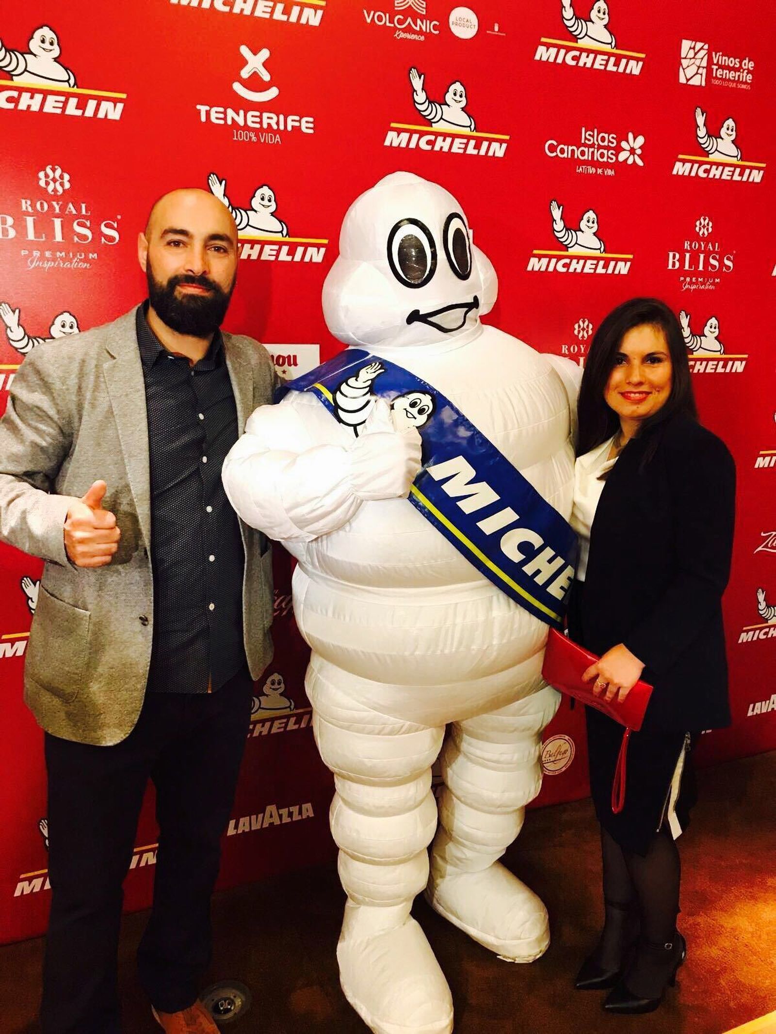 Benito Gómez, con su compañera y aliada Merche, ayer, en Tenerife, tras conocer la concesión de la estrella Michelin a Bardal.