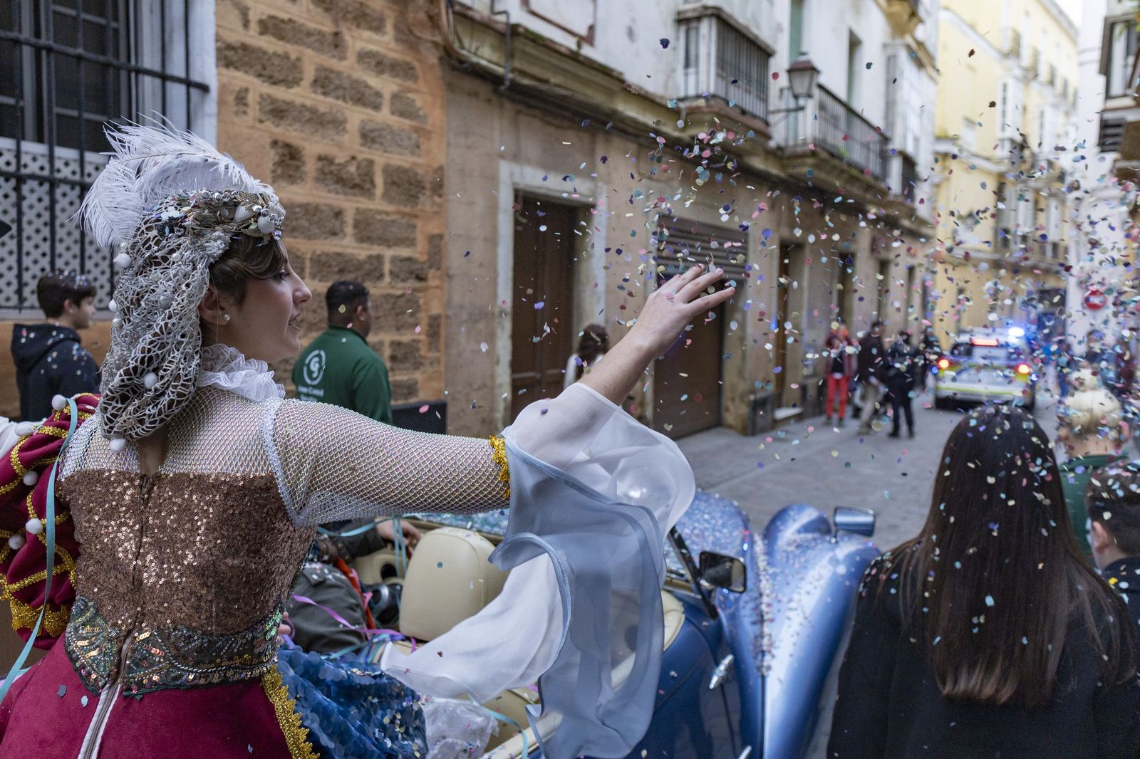 Un imagen de la pregonera infantil del Carnaval de Cádiz 2026, durante el cortejo.