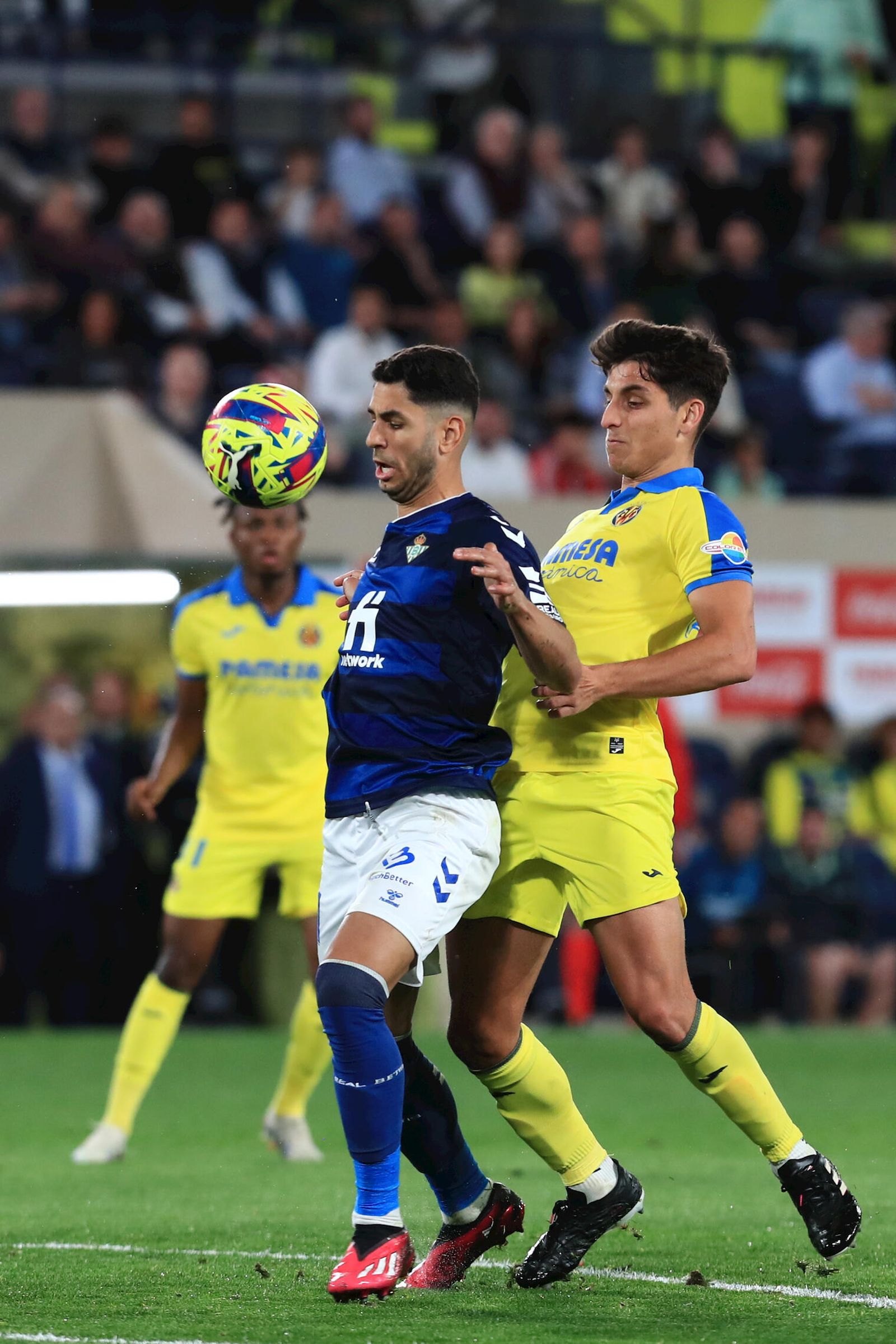 Ayoze es presionado por Gerard Moreno.