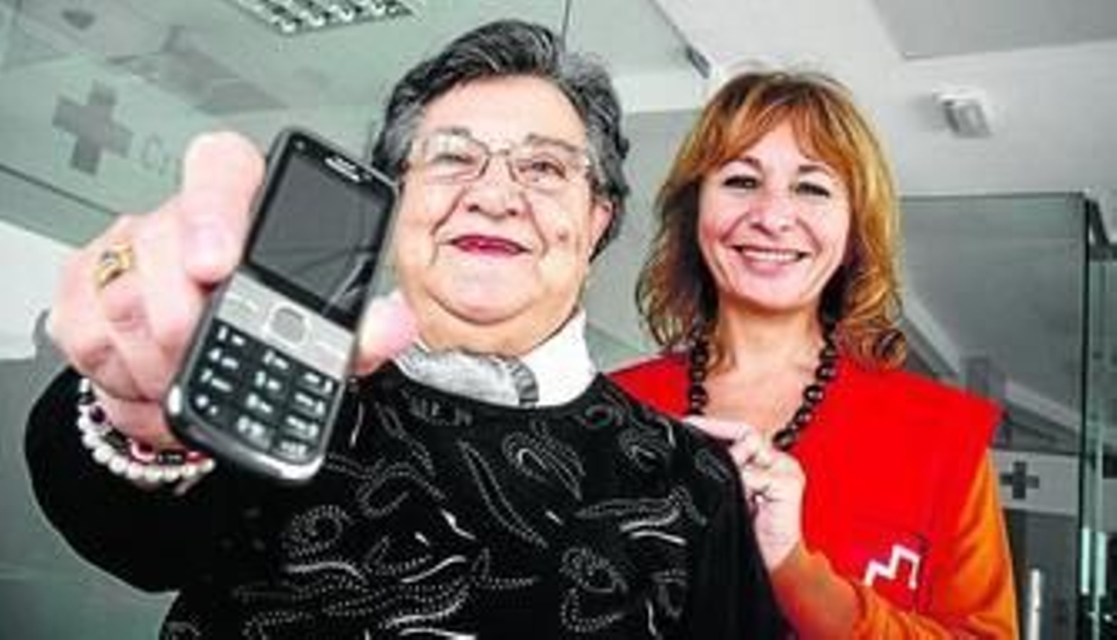 Francisca Gutiérrez, usuaria del nuevo servicio, junto a María del Rosario Pineda, una de las voluntarias.