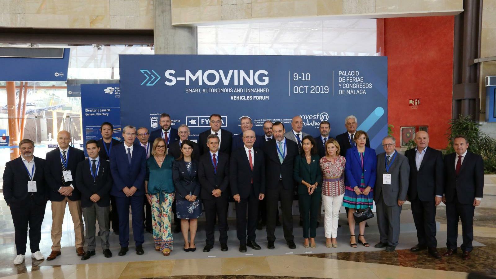 Fotografía de familia de los representantes de instituciones y empresas.