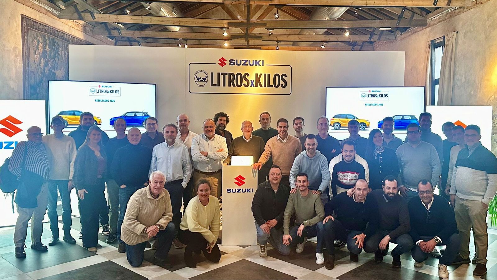 Los participantes de la prueba rodeando a Juan López Frade, presidente de Suzuki Ibérica, organizador de la misma.