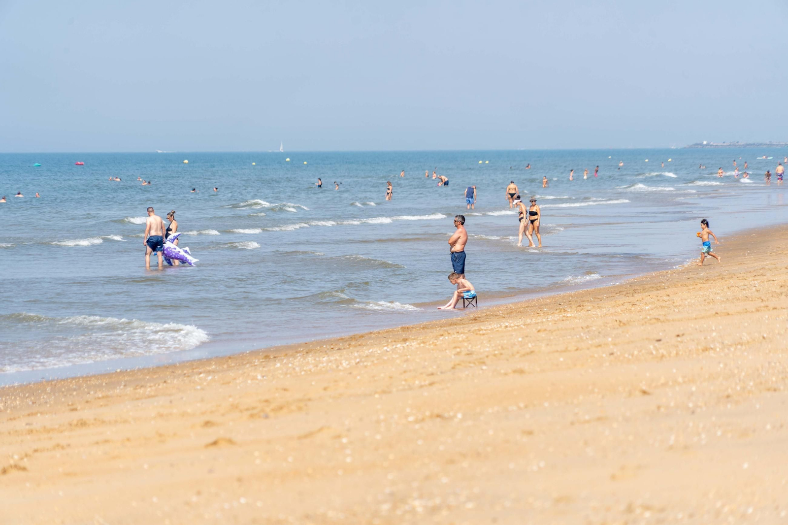 Una mañana de domingo en El Espigón, la playa de Huelva capital.
