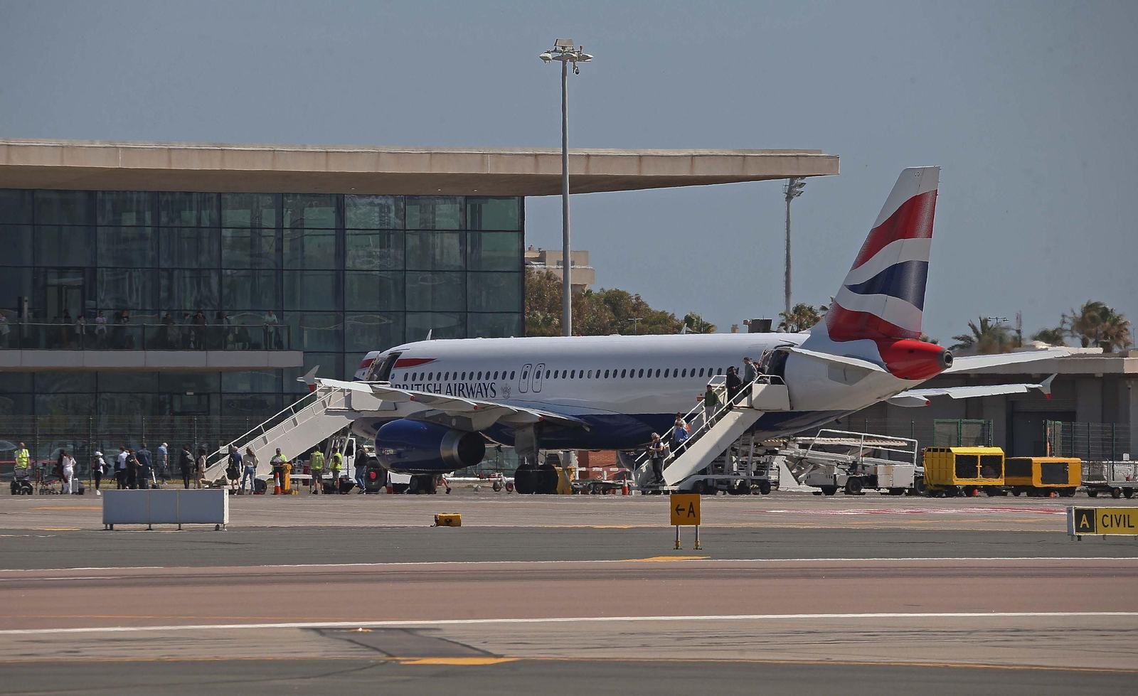 Un avión estacionado en el Aeropuerto Internacional de Gibraltar.