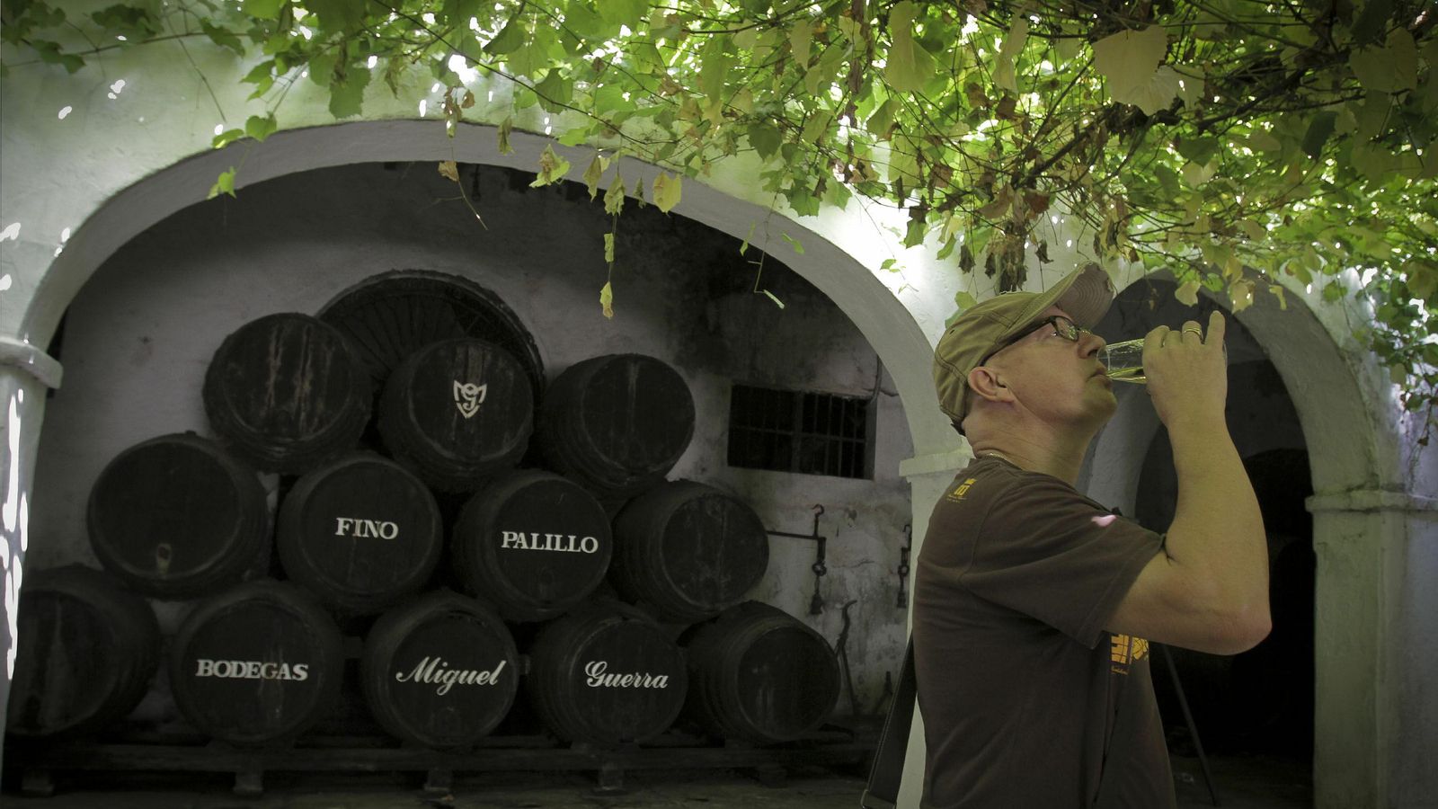 Una persona degusta una copa de vino en Bodegas Miguel Guerra, en Chiclana.