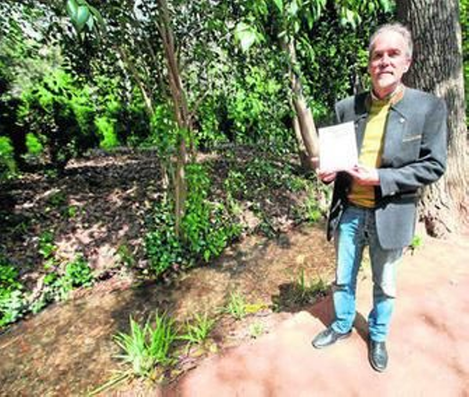 Juan Antonio Vilar, ayer, con su libro.