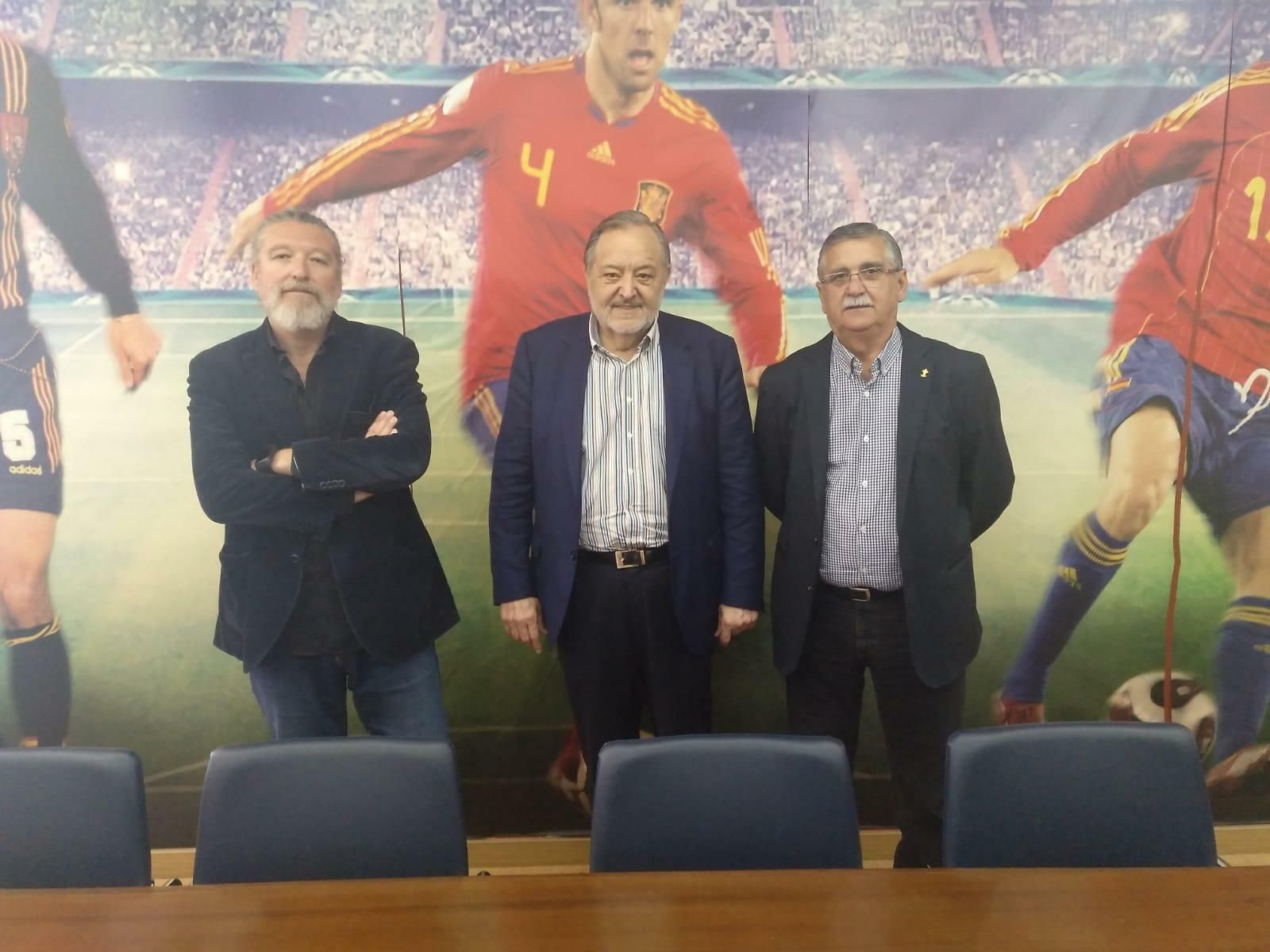 Una imagen de la visita de Fernando Boy (a la derecha) a la RFAF