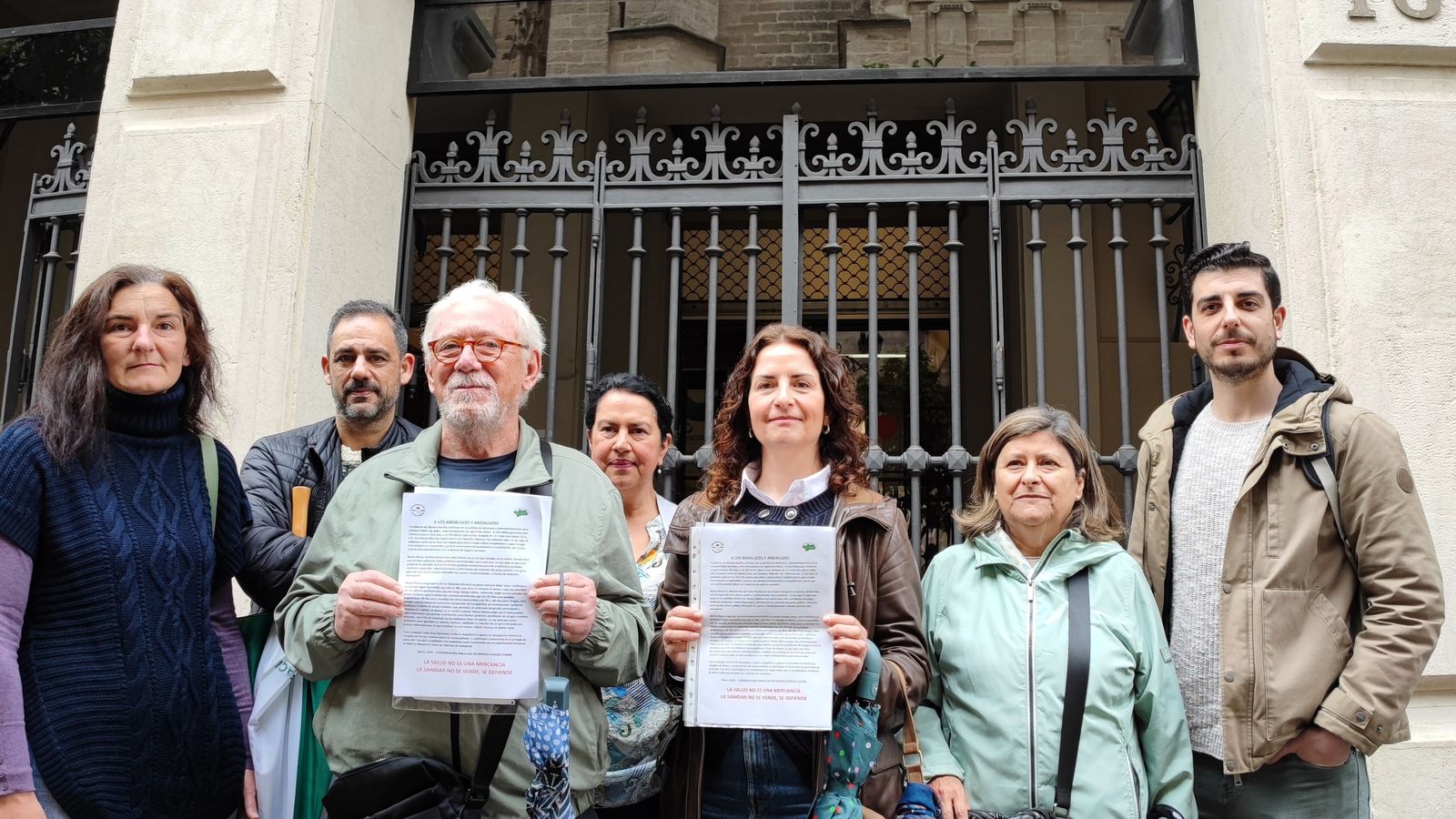 Los portavoces de Marea Blanca en Sevilla junto a otro miembros de la organización.