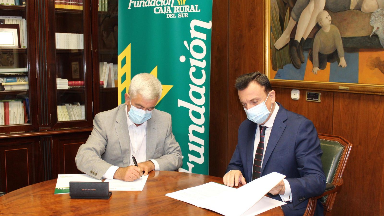 Emilio Ponce y Alberto Garrocho en la firma del acuerdo.