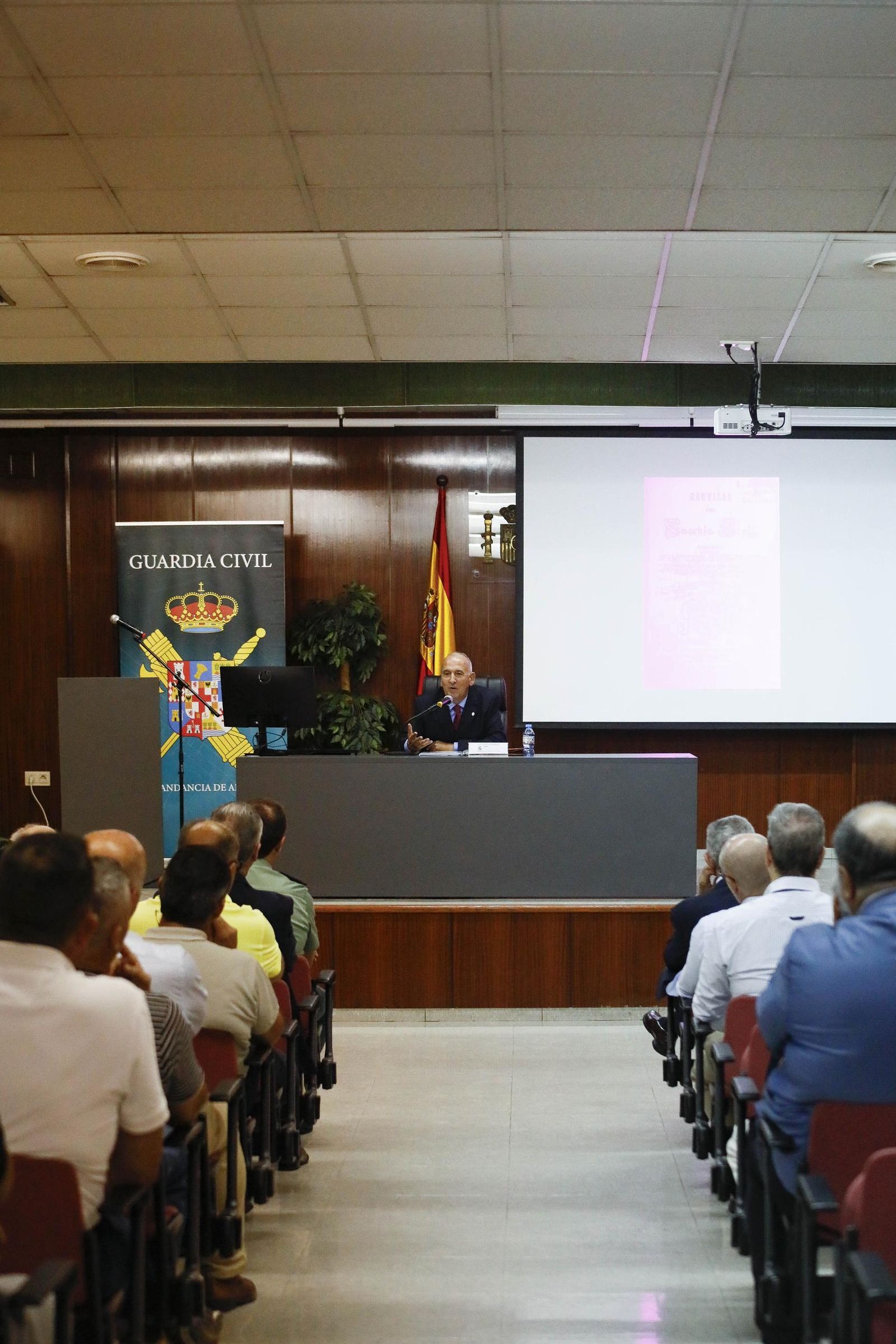 Las imágenes de la charla de Jesús Narciso Núñez Calvo sobre 'La creación de la Guardia Civil como nuevo modelo de seguridad pública' en Almería