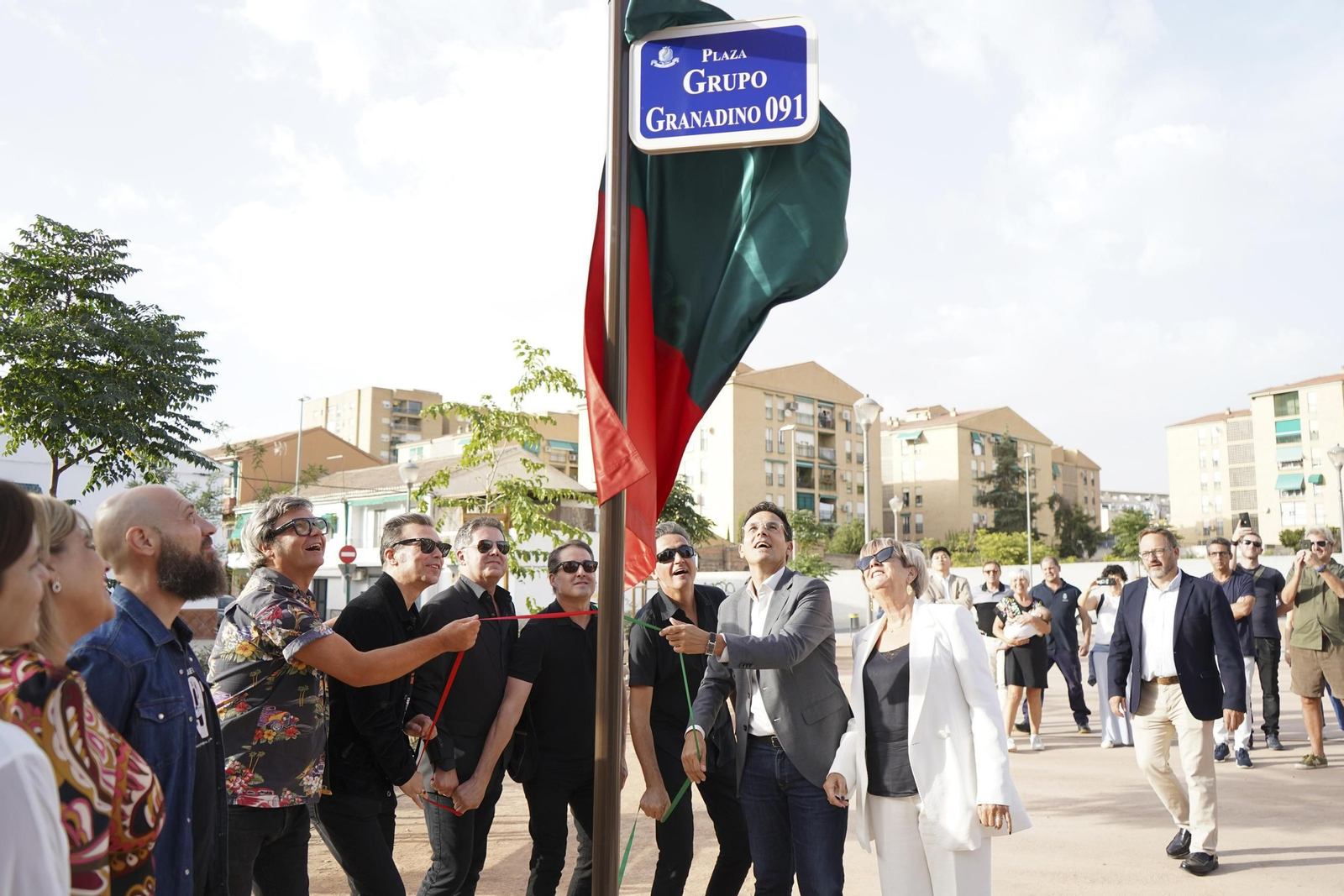 El alcalde de Granada junto a los componentes de la banda 091 descubren la señal que indica el nombre del parque