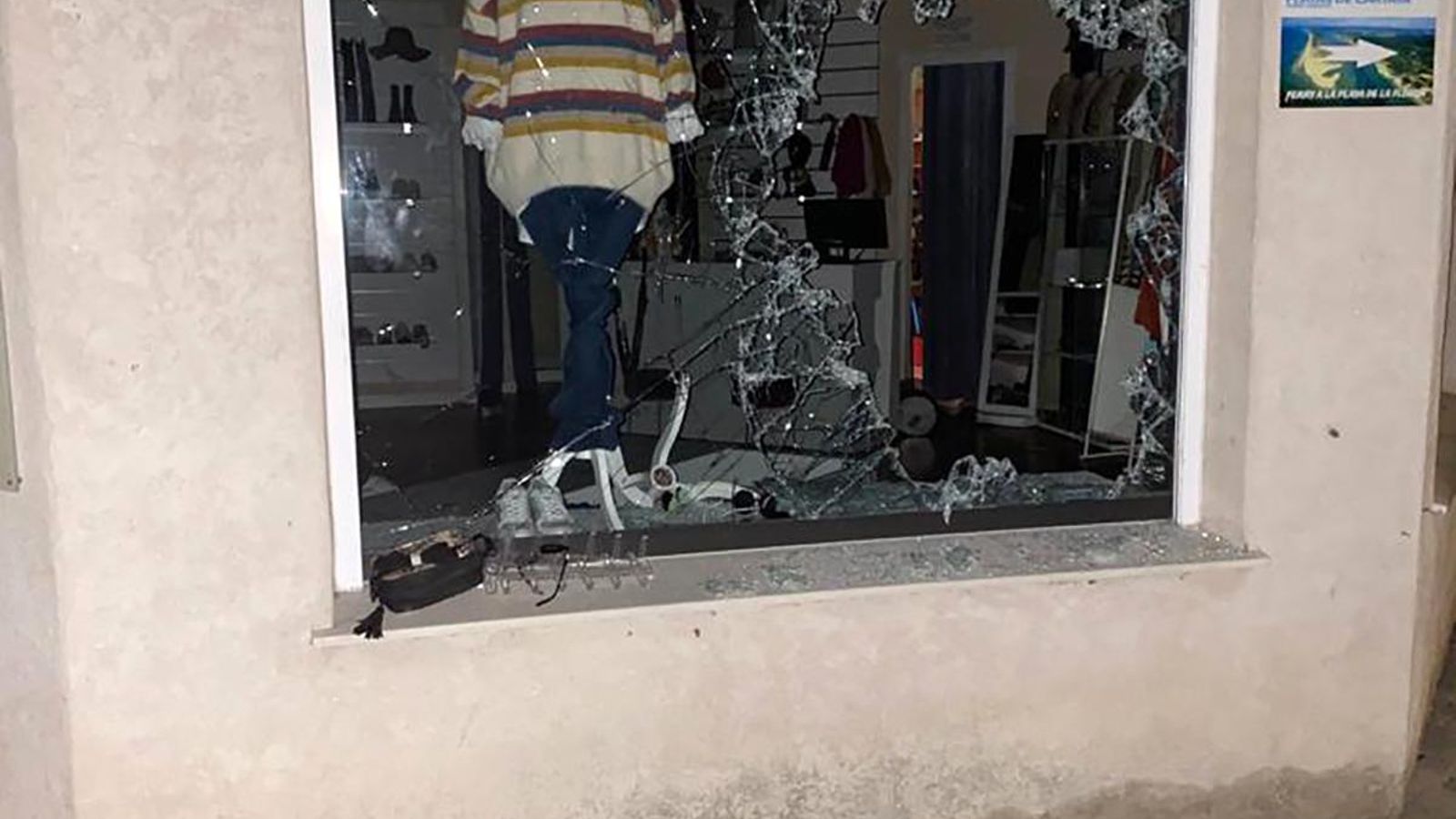 El escaparate dañado de una de las tiendas del centro comercial El Faro de El Rompido