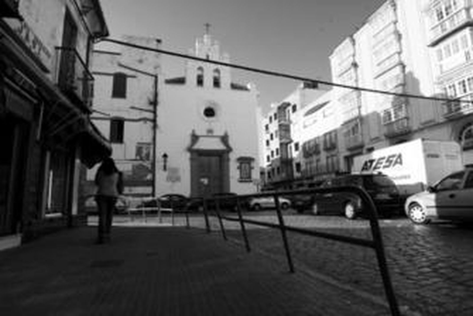 Una mujer pasea por la plaza Juan de Lima, donde tuvo lugar ayer el suceso.