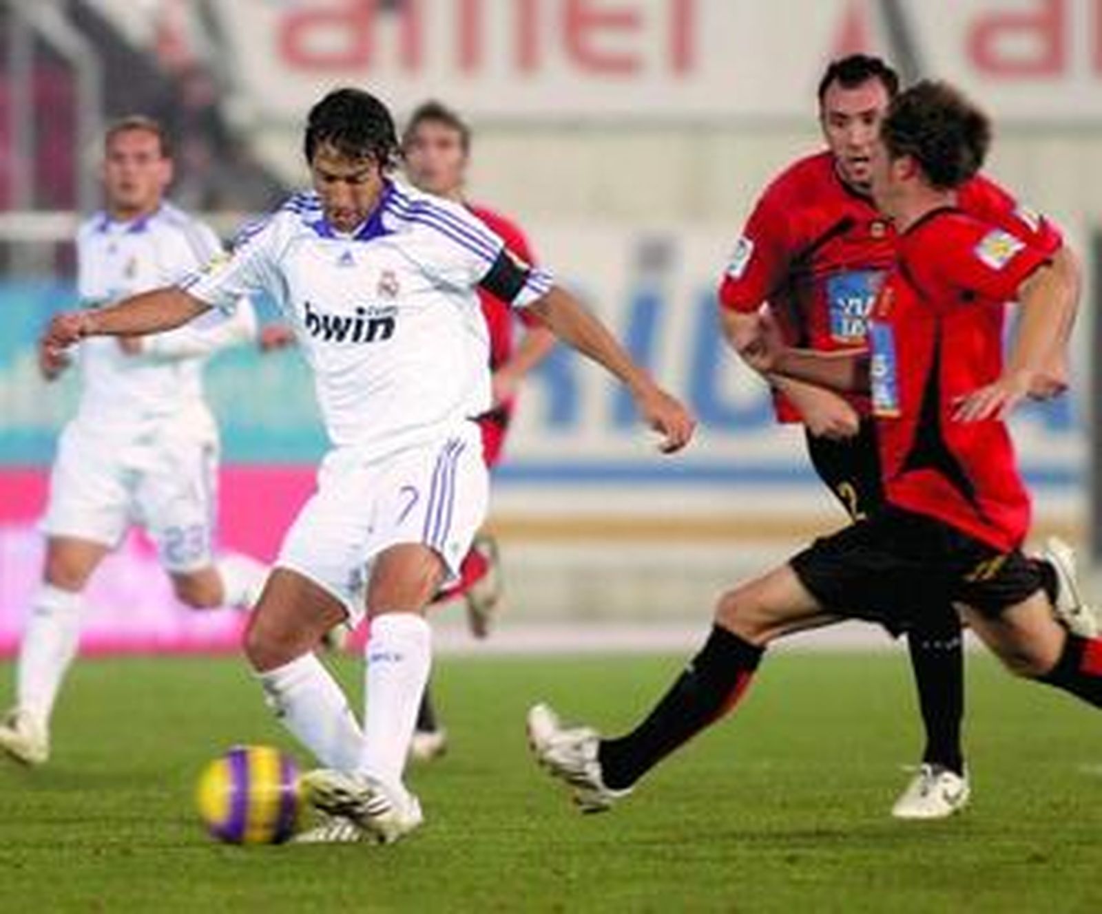 Raúl en un momento del pasado Mallorca-Real Madrid disputado durante la Copa del Rey.