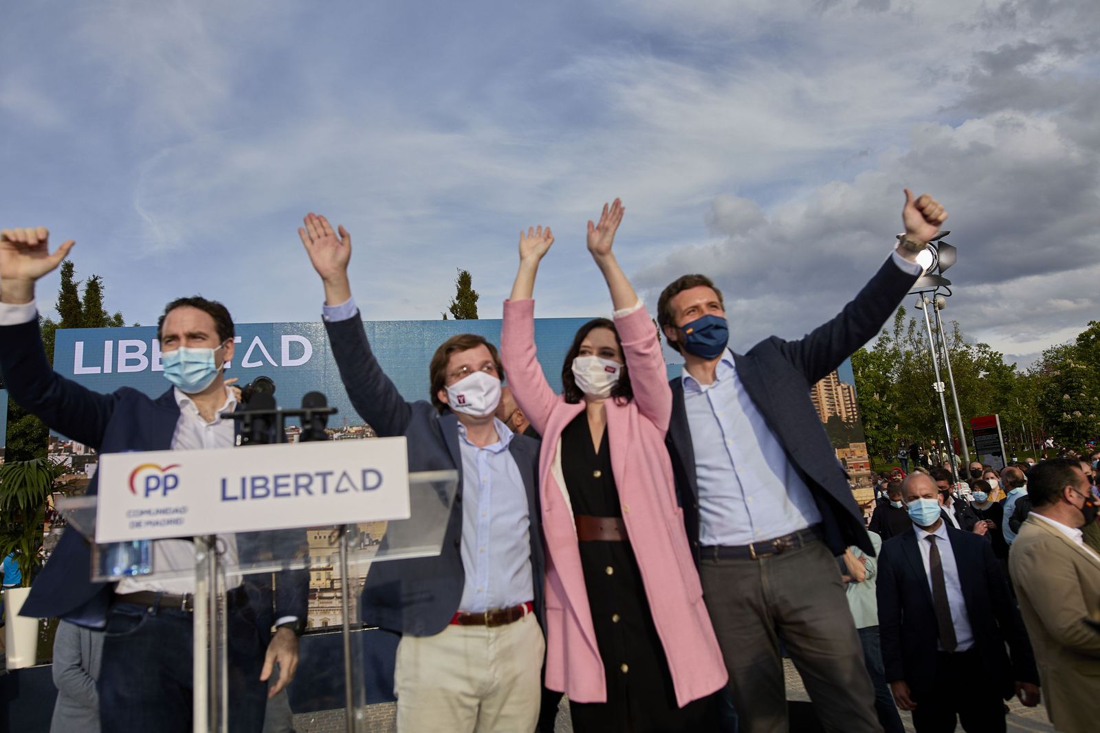 Teodoro García Egea, José Luis Martínez-Almeida, Isabel Díaz Ayuso y Pablo Casado esta noche en el cierre de campaña.