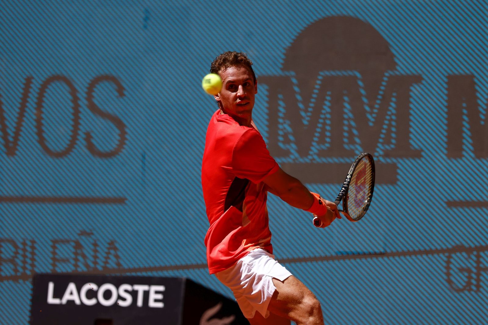 Roberto Carballés se prepara para golpear la bola en un torneo anterior.