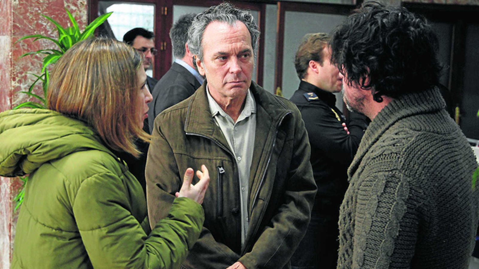 Los actores Sauce Ena y José Coronado  y el director Miguel  Ángel  Vivas durante el rodaje de 'Tu hijo'.