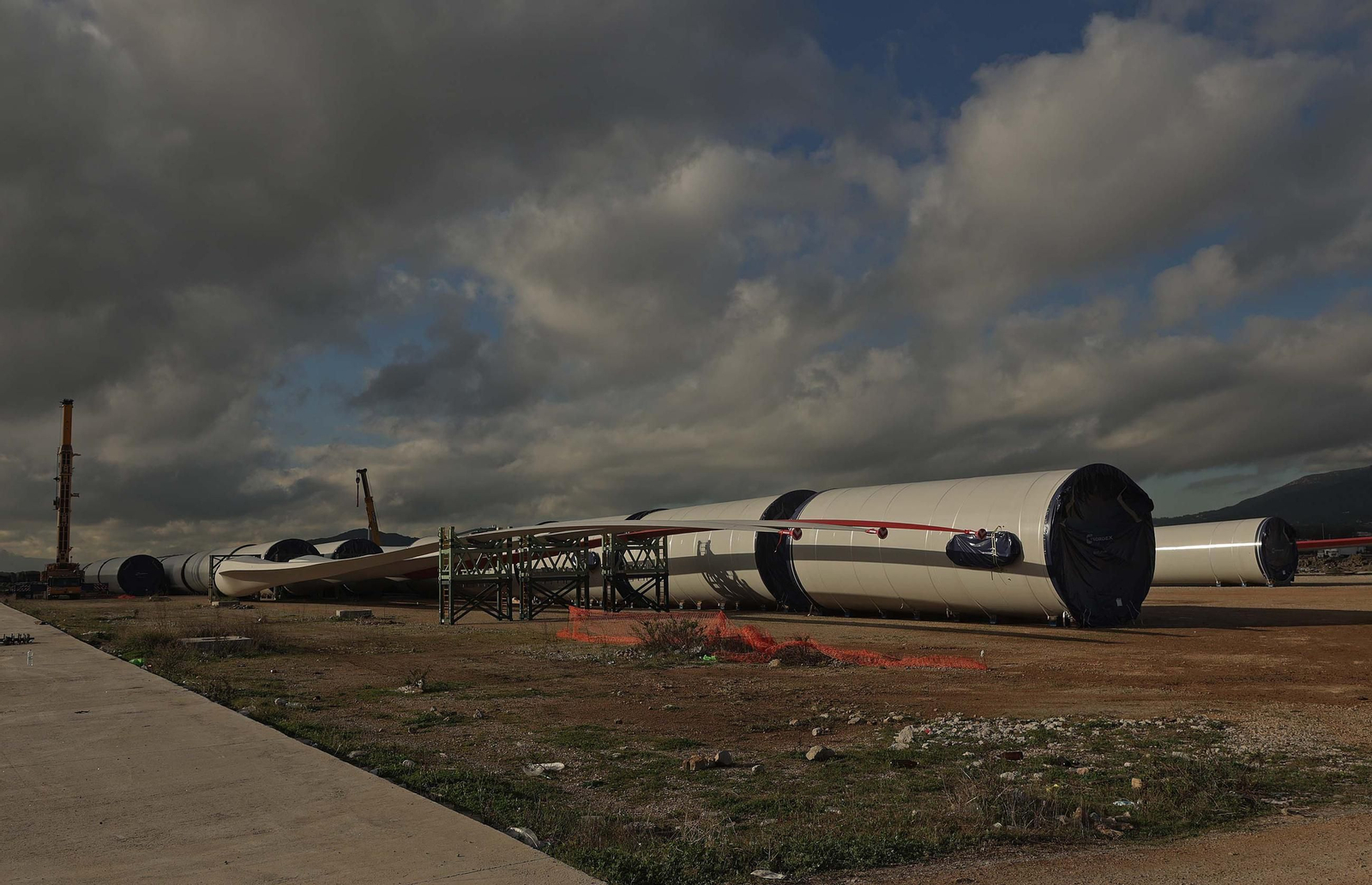 Los aerogeneradores descargados en el muelle de Isla Verde Exterior del Puerto de Algeciras, en imágenes