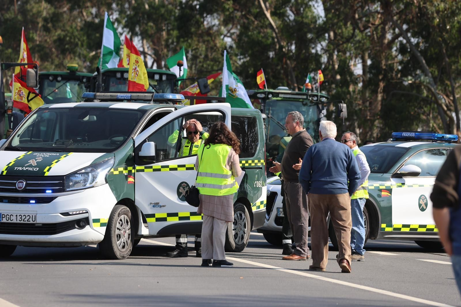 Los agricultores de Huelva cortan la A-49 y provocan el caos: las imágenes del momento