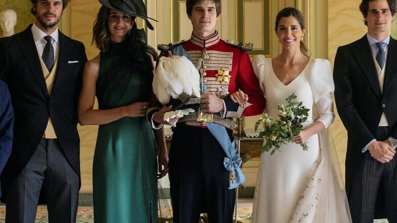 Borja Corsini (primero por la izquierda) en la boda de su hermana, Belén, con Carlos Fitz-James Stuart el pasado mayo. Borja Corsini (primero por la izquierda) en la boda de su hermana, Belén, con Carlos Fitz-James Stuart el pasado mayo.