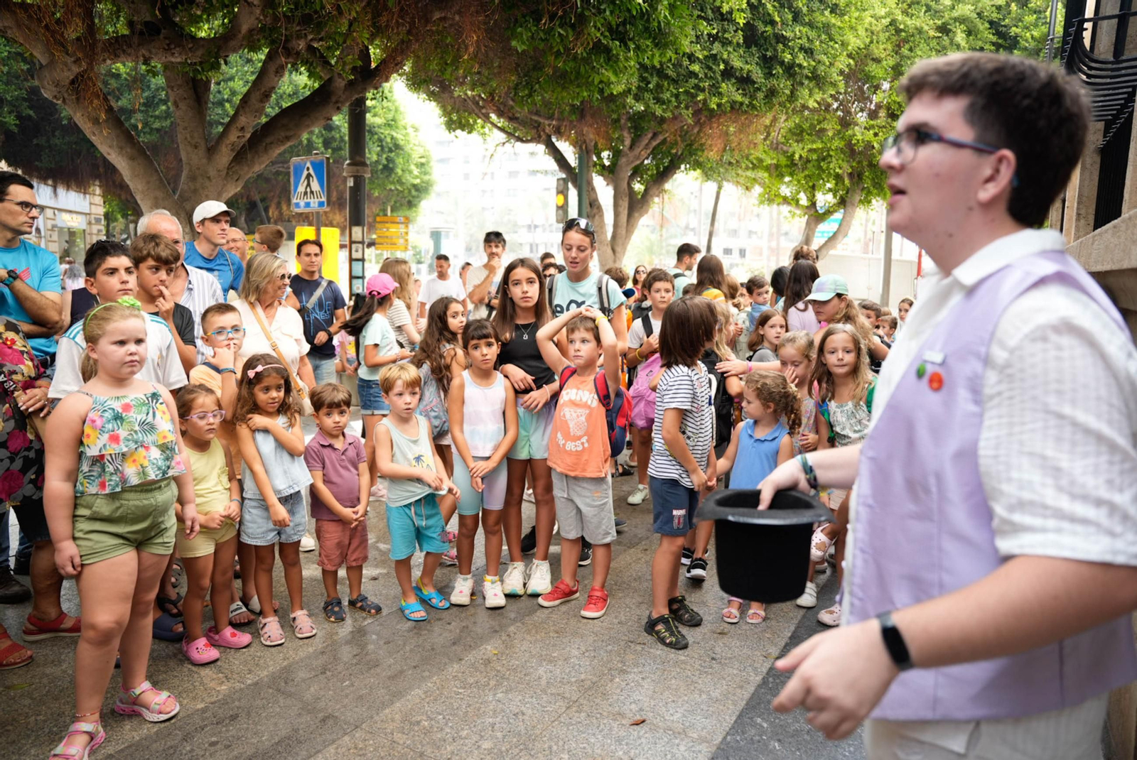 Las mejores imágenes del espectáculo de magia en la calle de la Feria de Almería