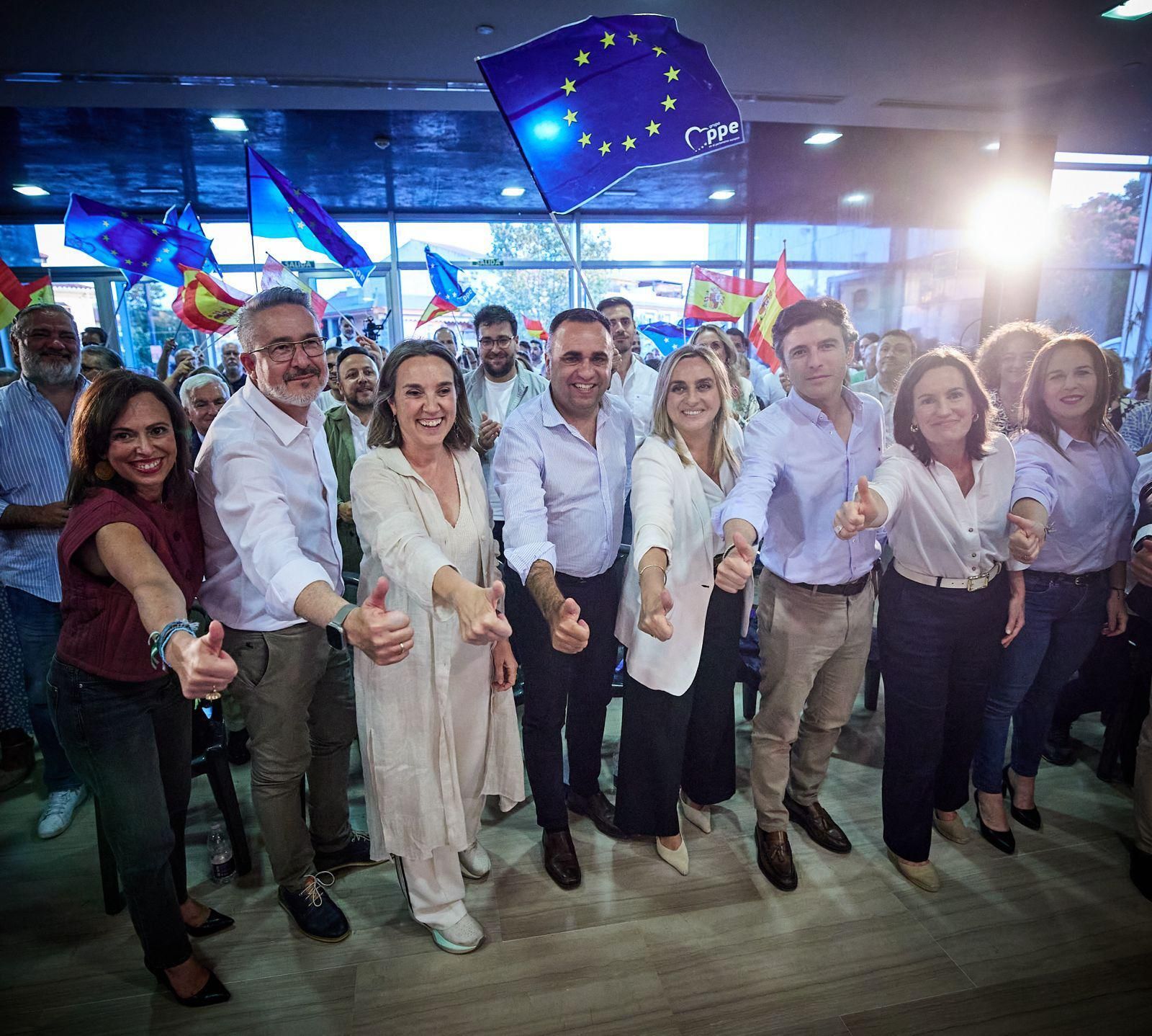 Cuca Gamarra y los dirigentes granadinos, en el acto celebrado en Atarfe.