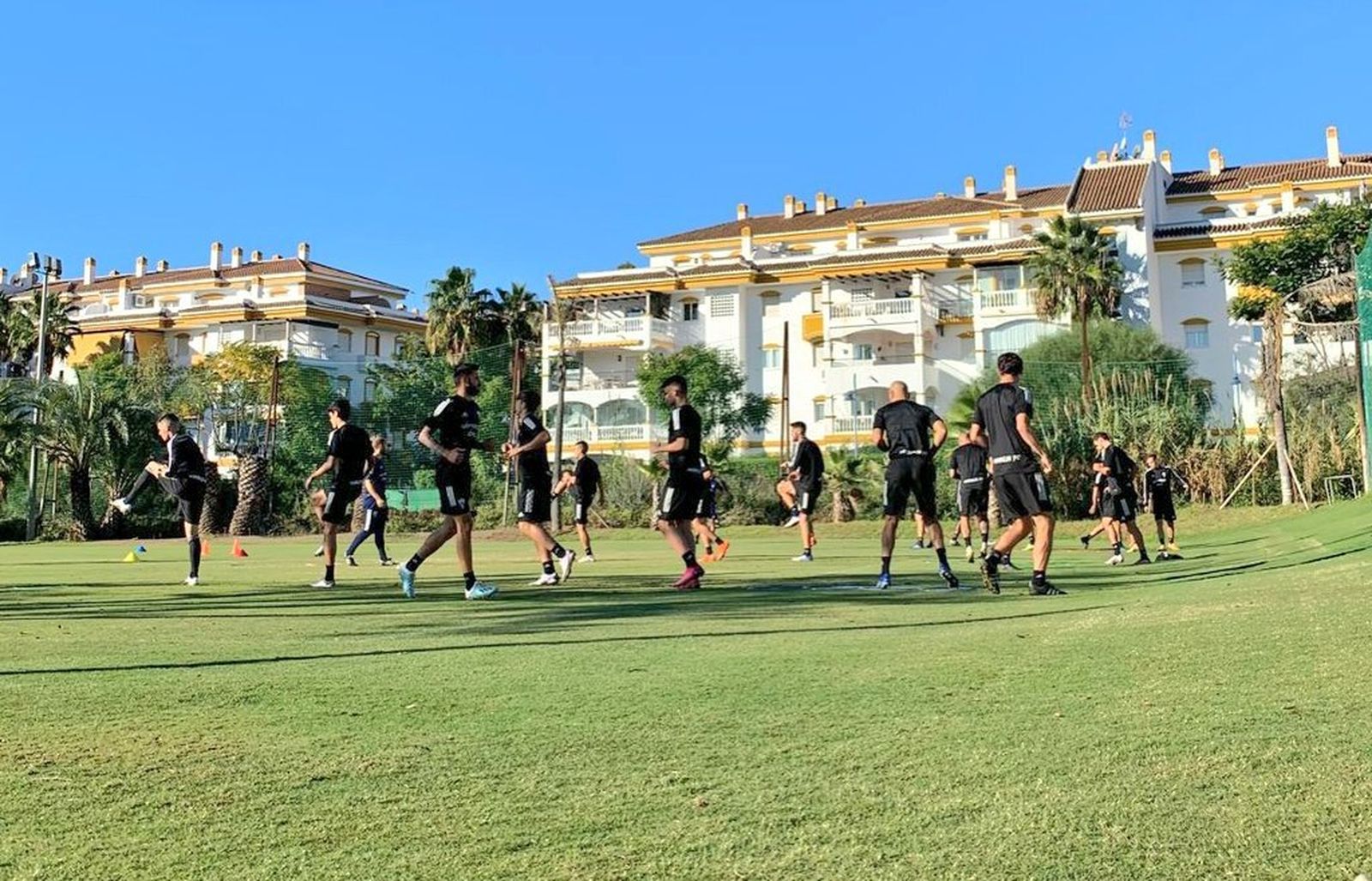 Los jugadores del Marbella FC en un entrenamiento esta semana.