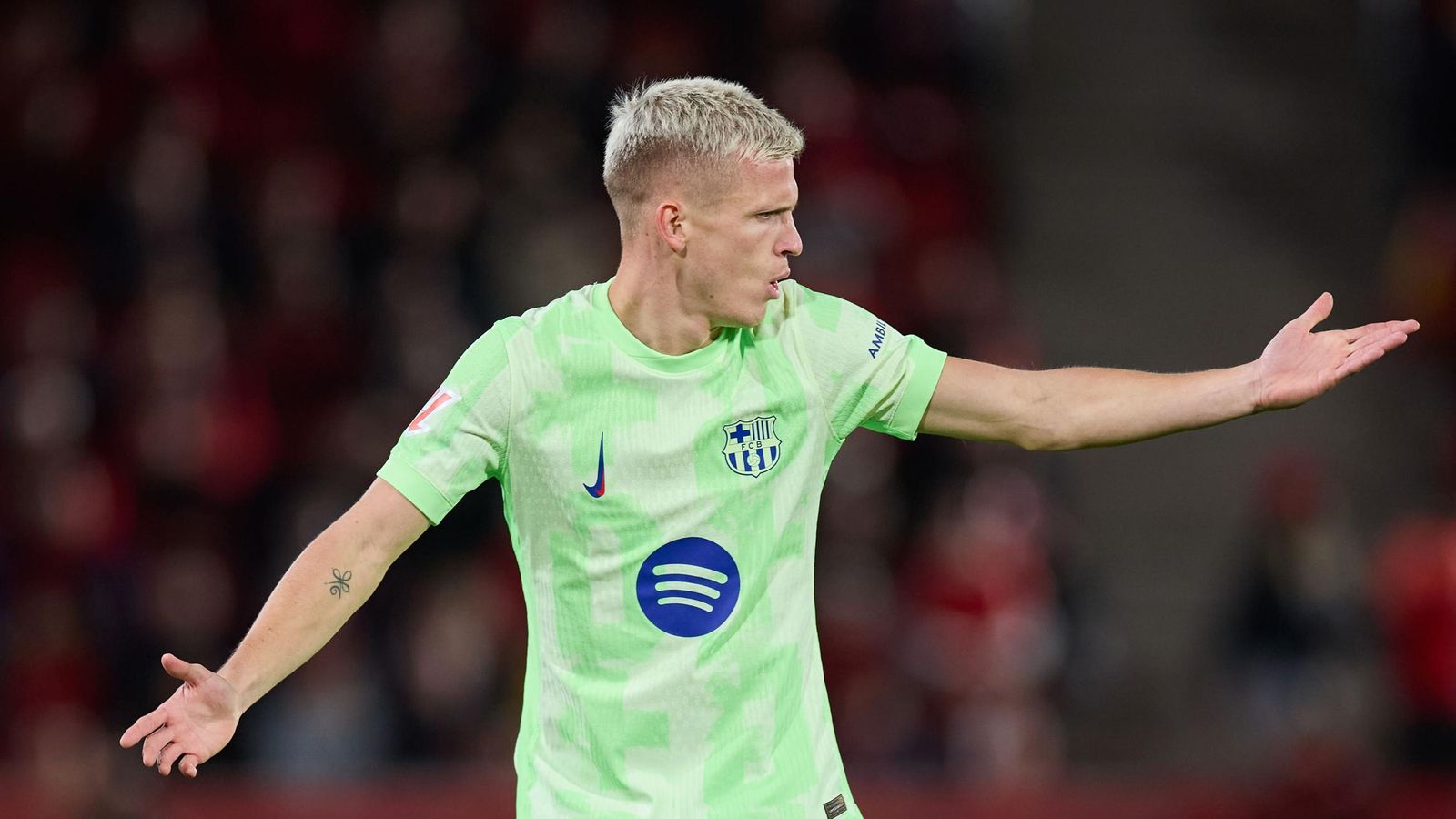 Dani Olmo en un partido con el FC Barcelona