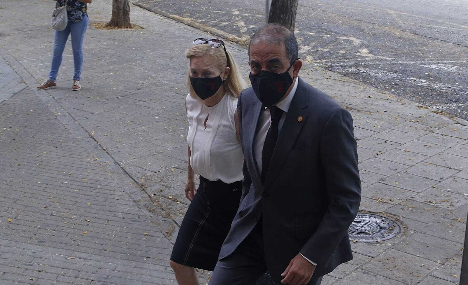 El rector de la US, Miguel Ángel Castro,  y la exsecretaria General de la US, Concepción Horgué, a su llegada al tanatorio de la SE-30.