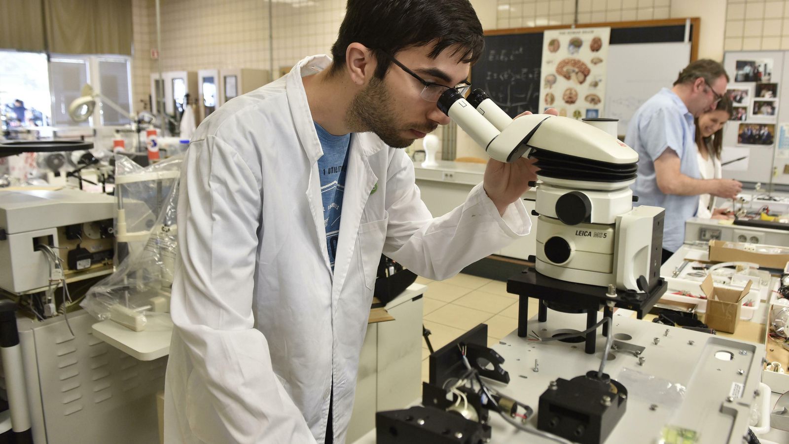 Manuel Guerrero, ingeniero industrial, en el laboratorio de Ingeniería.