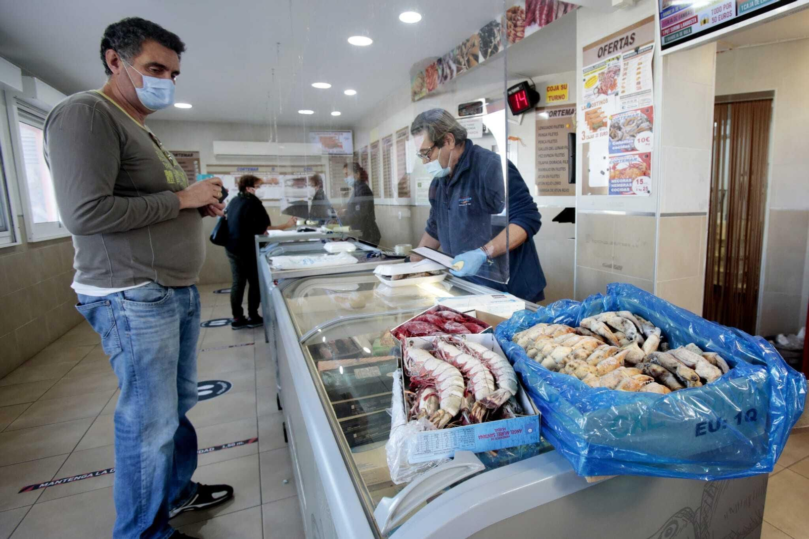 Un cliente observa el género en el despacho de Mariscos Cortemar.