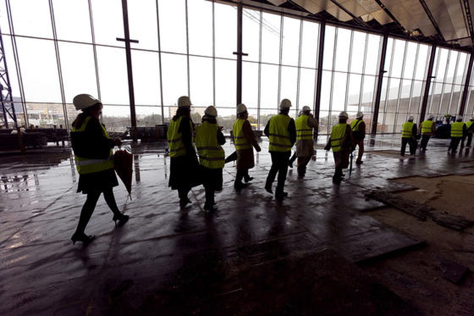 El director gerente de Fibes, Maestro; la segunda teniente de alcalde y concejal de Fiestas Mayores y Turismo, Rosamar Prieto-Castro; el presidente de la Cámara de Comercio de Sevilla, Francisco Herrero; y el gerente del Convention Bureau, Manuel Macías, visitan las obras de ampliación de Fibes junto a medio centenar de empresarios del sector turístico.

Foto: Jaime Martínez