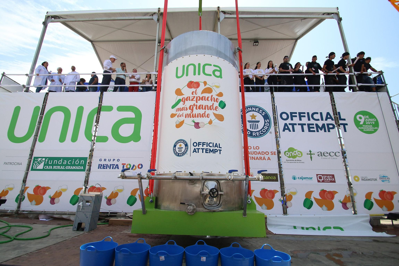 Fotogalería del récord Guinnes del gazpacho más grande del mundo
