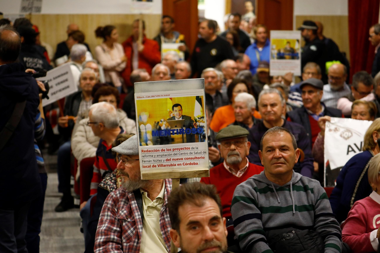 Las imágenes del Pleno suspendido por las protestas de los vecinos de Villarrubia Las imágenes del Pleno suspendido por las protestas de los vecinos de Villarrubia