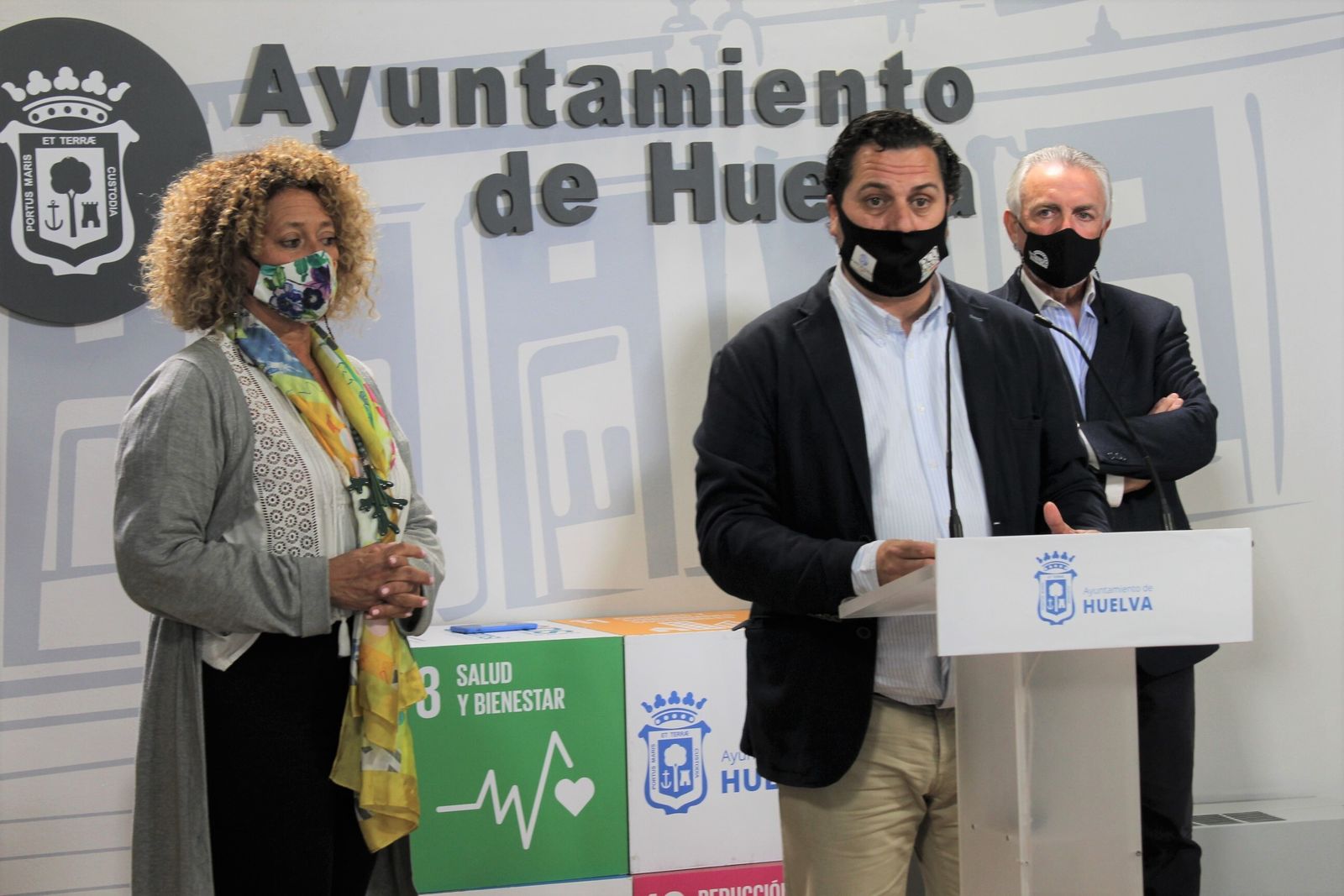 El portavoz popular, Jaime Pérez, en rueda de prensa con Pilar Marín y Paco Millán.