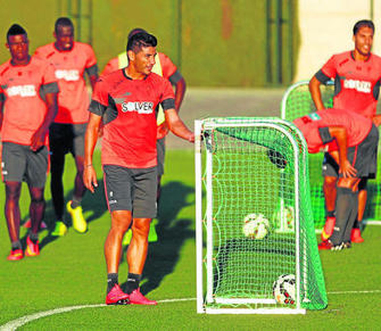 Varios futbolistas del Granada, durante el entrenamiento de ayer en la Ciudad Deportiva Diputación.