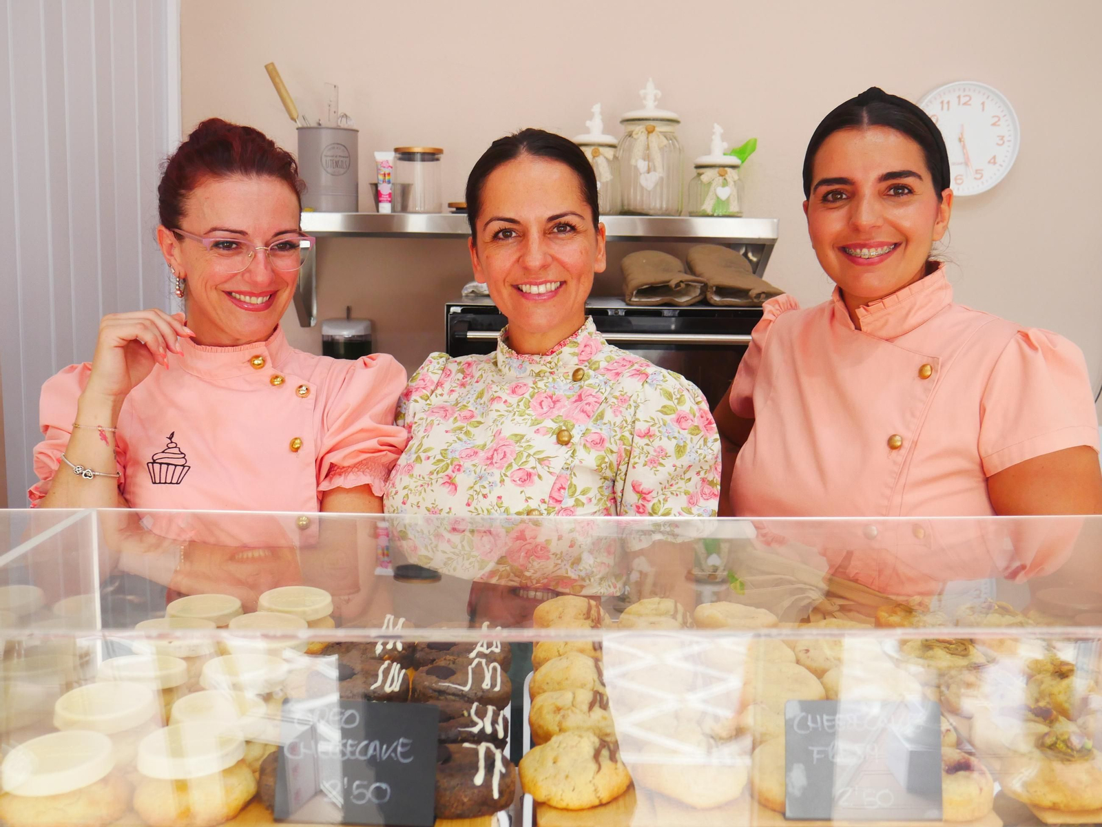Lucía (en el centro de la imagen), junto a sus hermanas Yolanda (a la izquierda) y Marta (a la derecha).