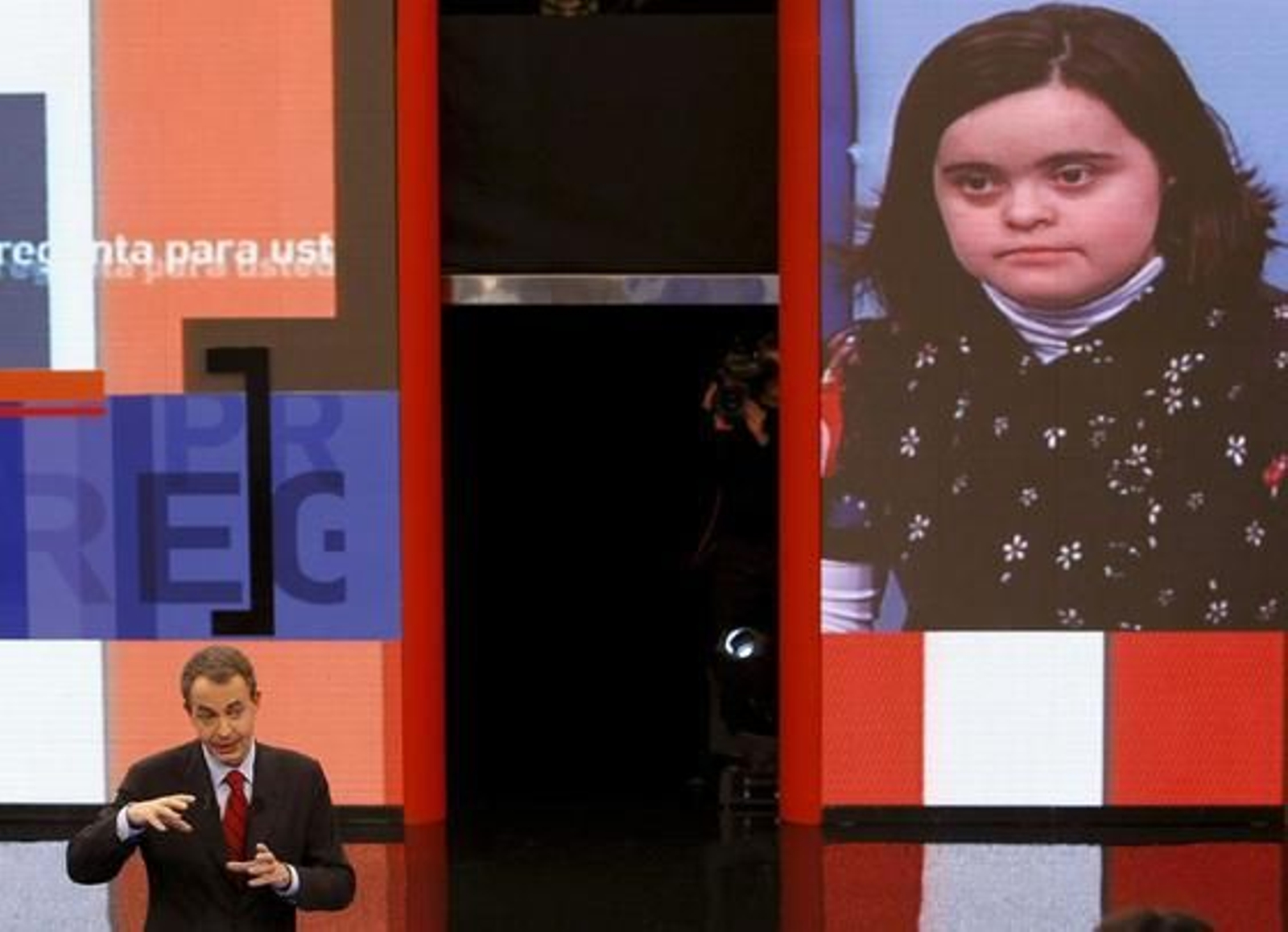 26 de enero de 2010: Zapatero participó dos veces en 'Tengo una pregunta para usted'. En esta foto, responde a una joven con sindrome Down.

Foto: EFE
