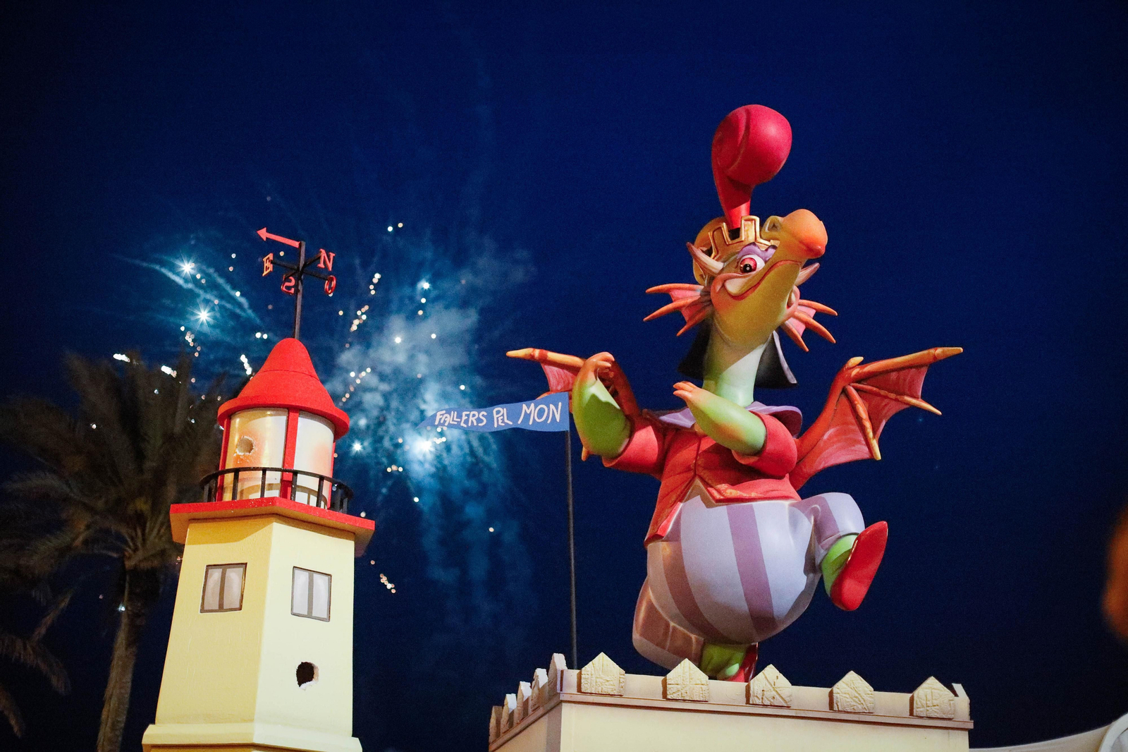 La cremá de las fallas cierra el ‘Fallers pel Món’ en imágenes