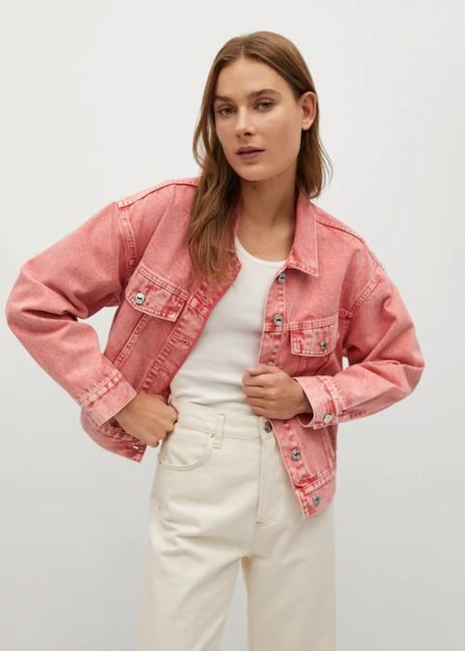 Chaqueta vaquera efecto lavado en color rosa de Mango.