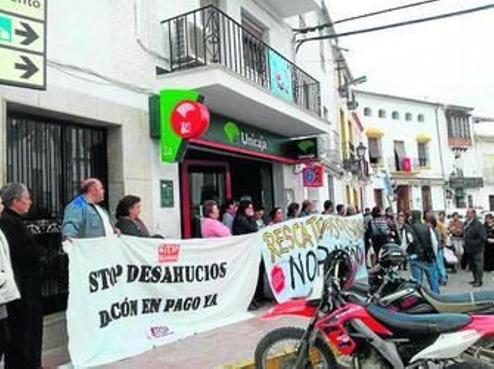 Concentración de vecinos de Ardales ayer para mostrar su pesar por el fallecimiento.