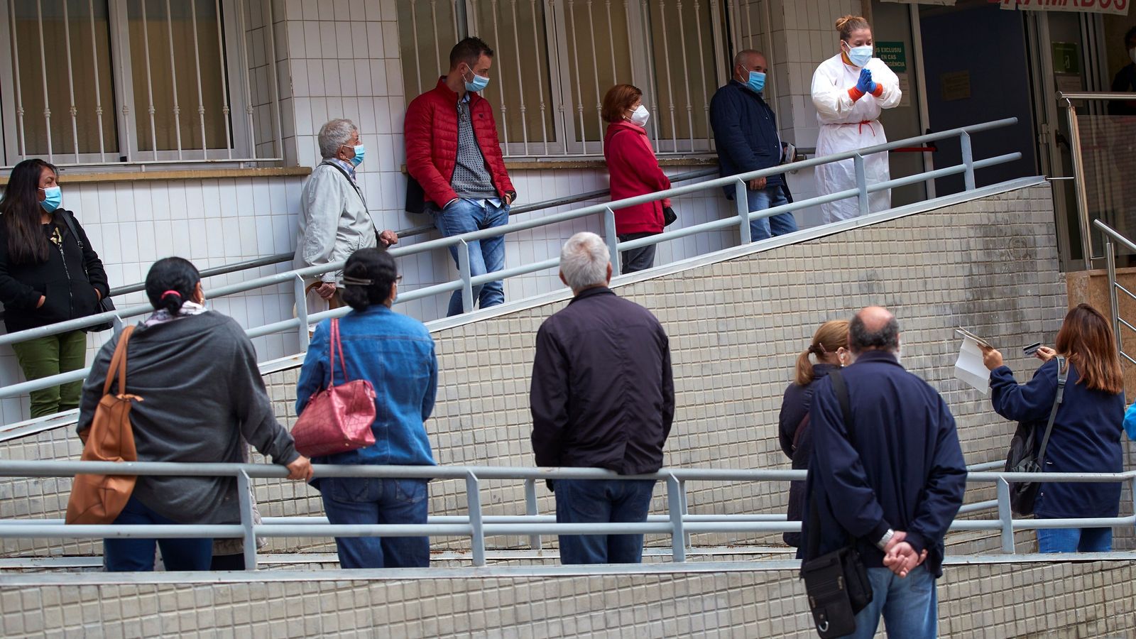 Colas a la entrada de un centro de Atención Primaria.