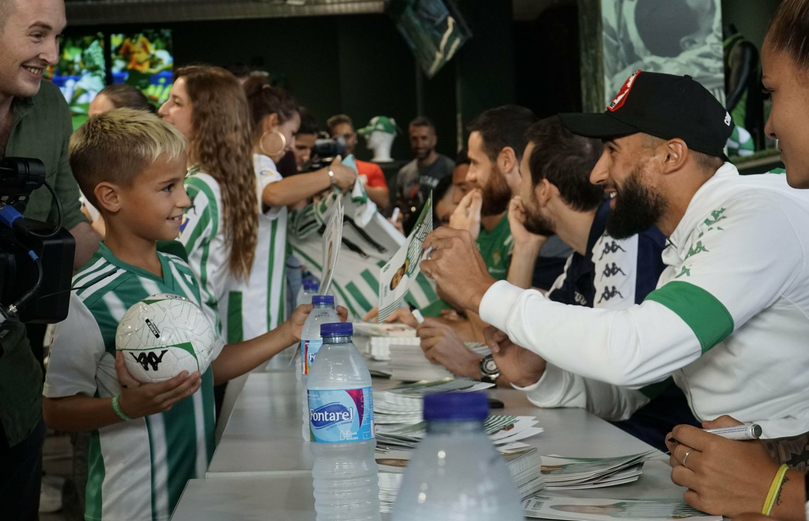 Firma de autógrafos de los jugadores del Betis