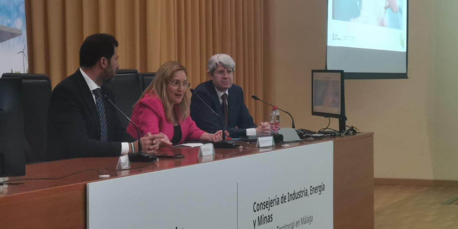 Antonio García, Natalia Sánchez y Joaquín Villar, también de la Agencia Andaluza de la Energía, durante las jornadas.