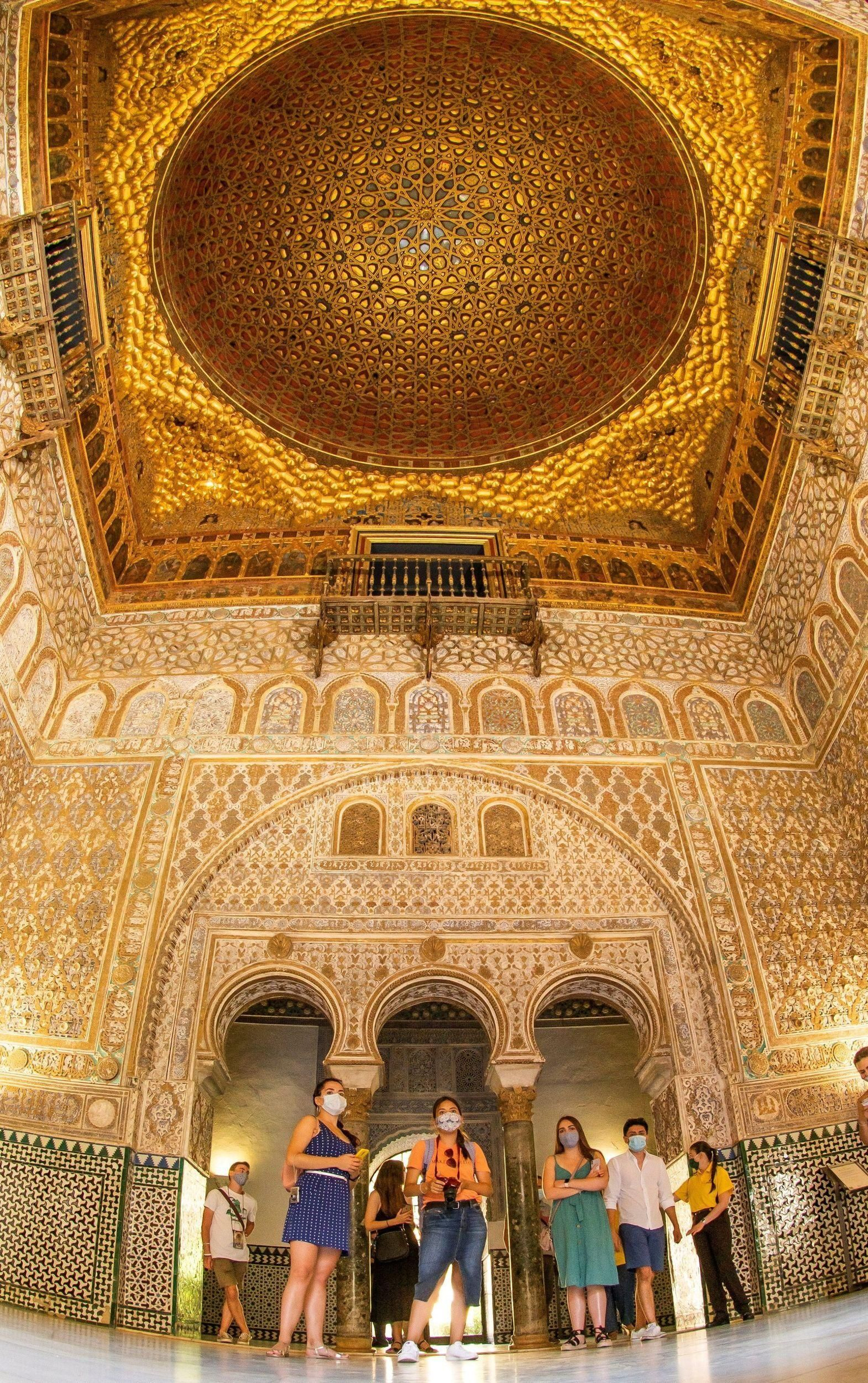 Turistas en el Real Alcázar de Sevilla.