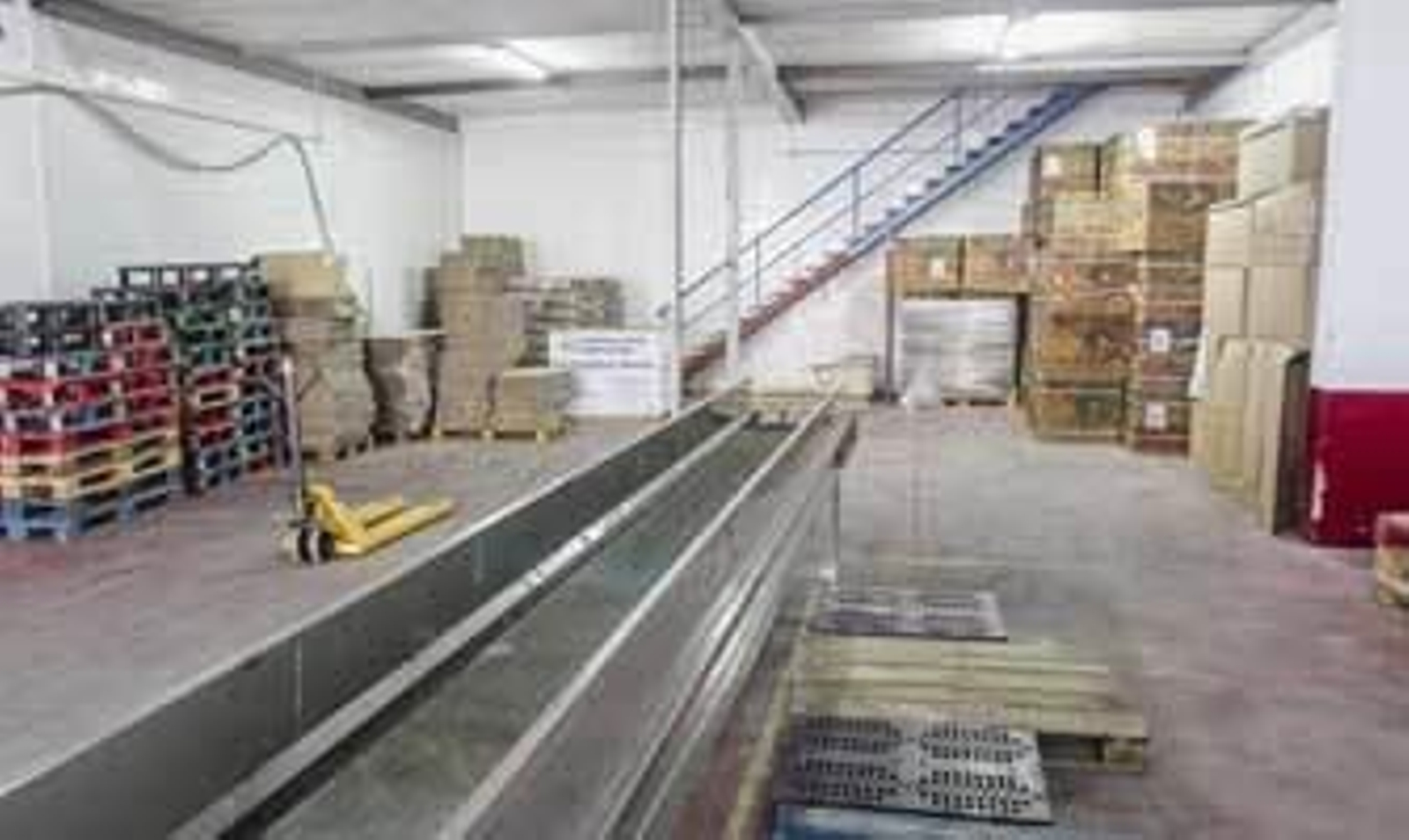 La nave de la entidad estaba ayer vacía, esperando los productos que se recojan este fin de semana. /Lourdes de Vicente