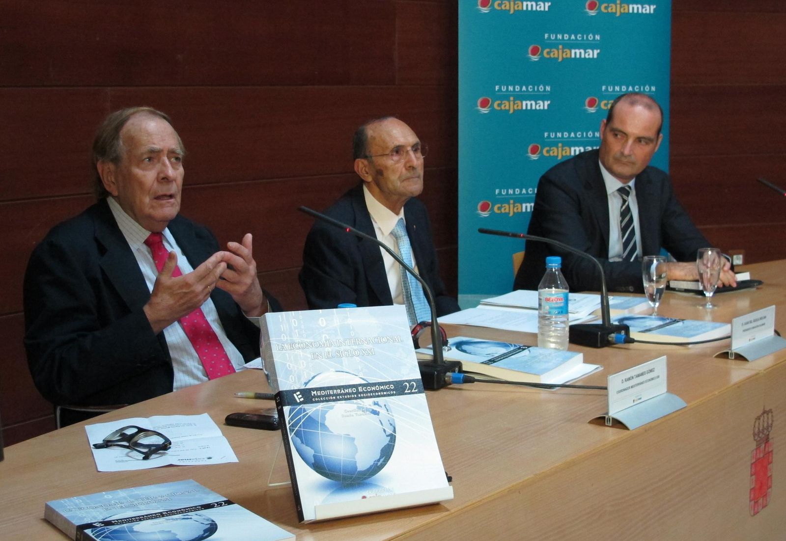 Ramón Tamames, a la izquierda, junto a los almerienses Juan del Águila Molina y David Uclés Aguilera, en la presentación del Mediterráneo Económico 22