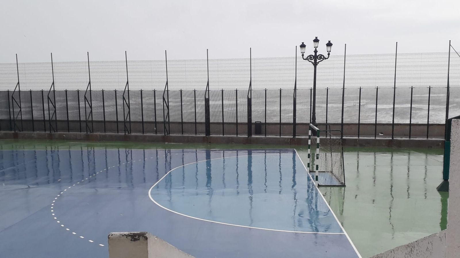 Fortísimo oleaje, potente viento y copiossas lluvias en las pistas deportivas del CP Campo del Sur