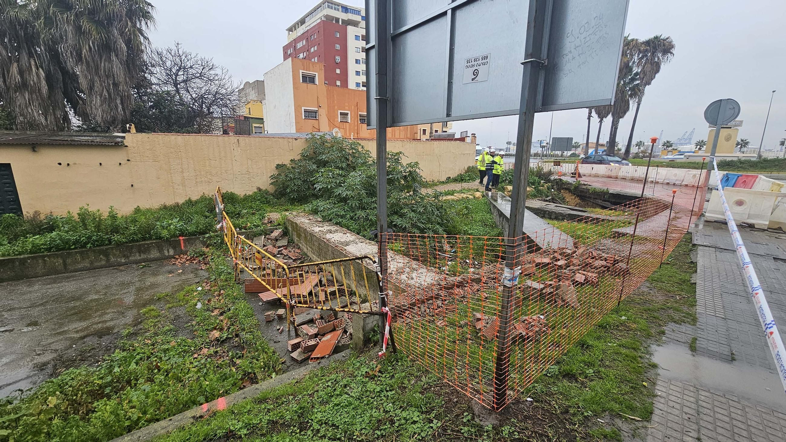 La rotonda del Varadero de Algeciras tras el hundimiento de una plancha de cubría el arroyo del Saladillo, en imágenes
