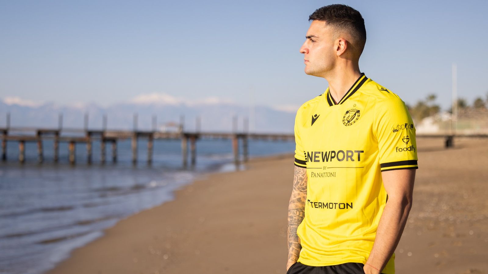 Carlos Isaac posa con los colores del Widzew Lodz, su nuevo equipo tras salir del Córdoba CF.